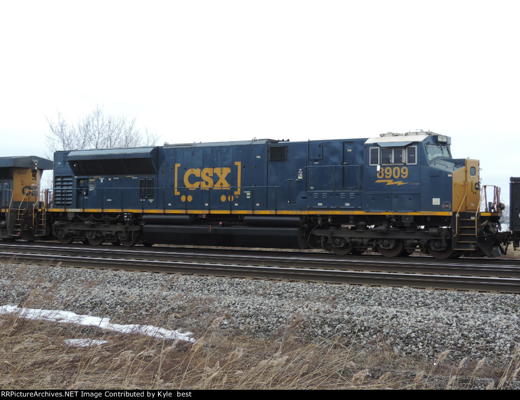 CSX 8909 on M363